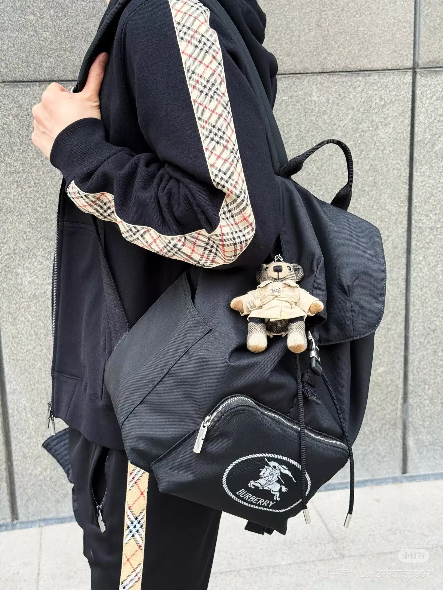 버버리 마술 기사 로고 장식 백팩 상세 이미지 36