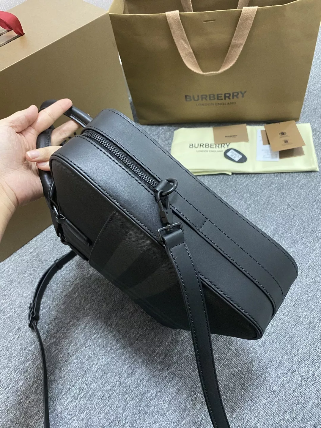 버버리 체크 레더 브리프케이스 상세 이미지 10