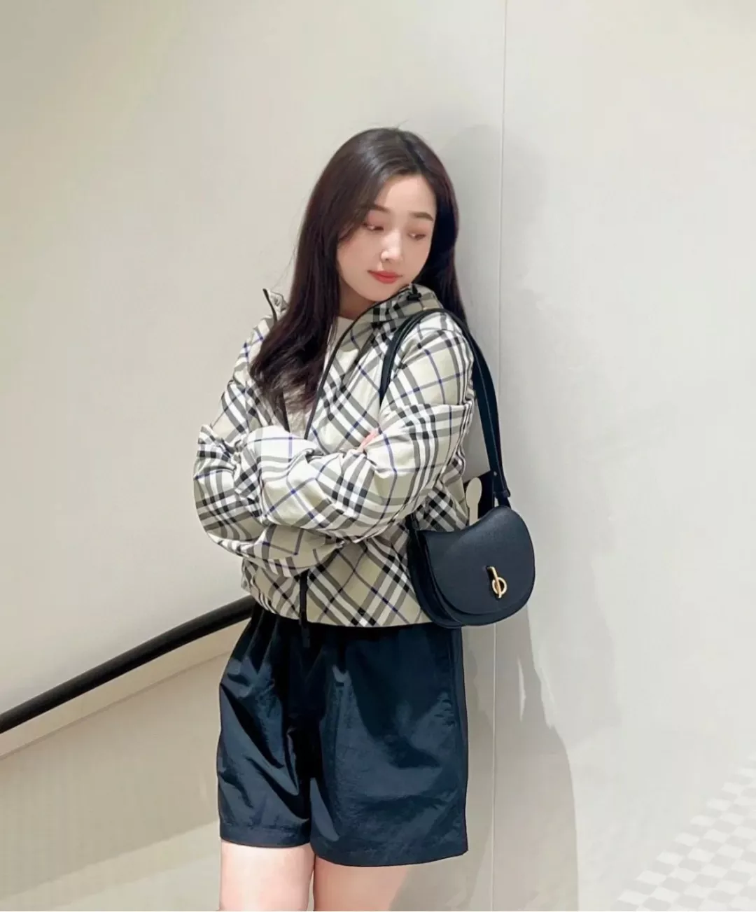 버버리 아치형 플랩 숄더백 상세 이미지 14