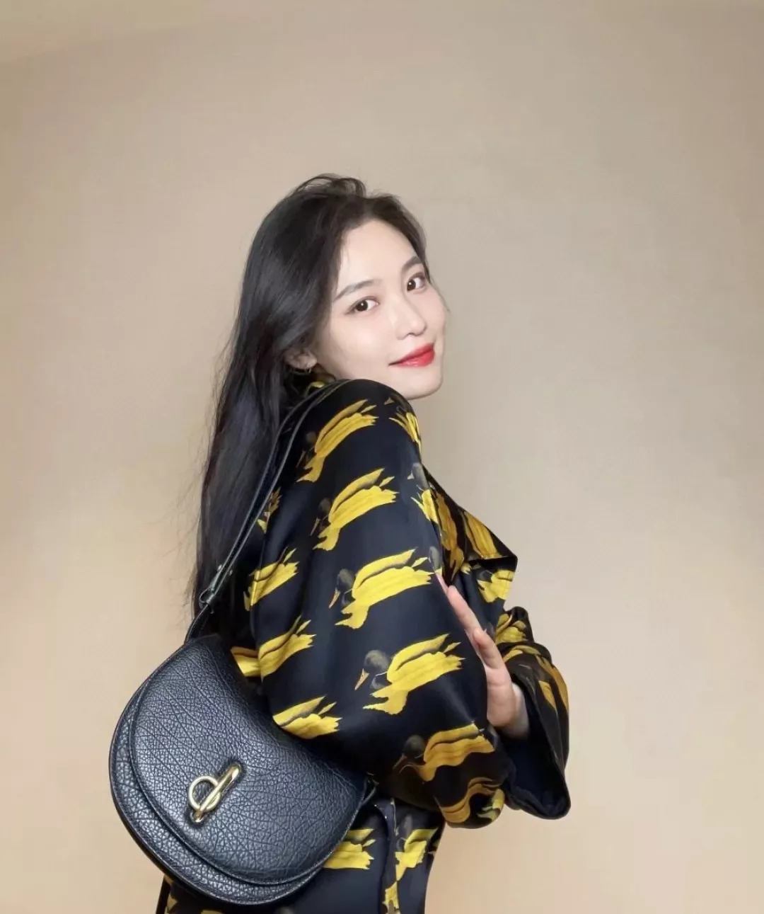 버버리 아치형 플랩 숄더백 상세 이미지 16