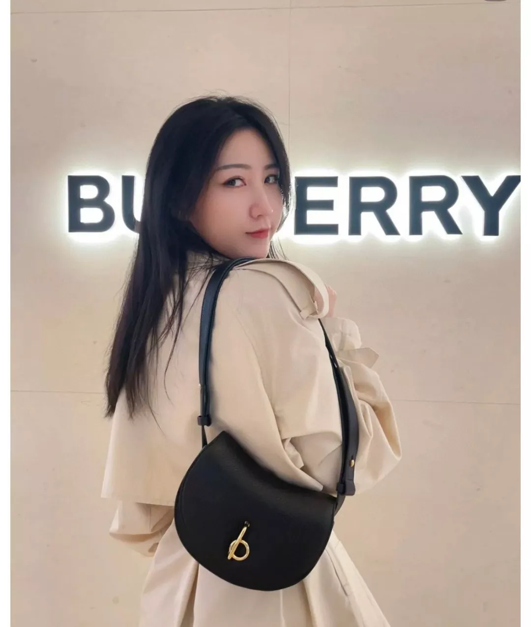 버버리 아치형 플랩 숄더백 상세 이미지 22