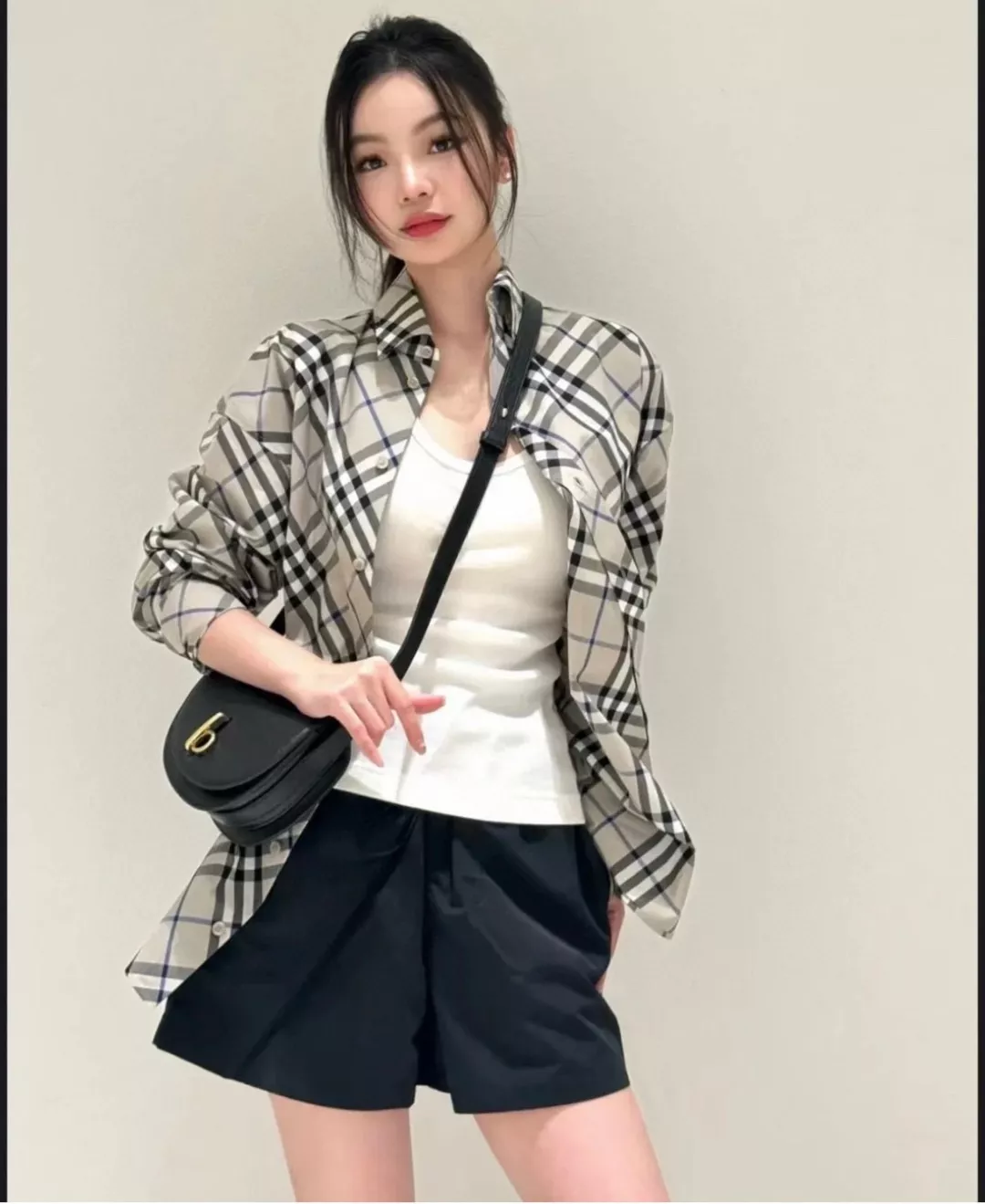 버버리 아치형 플랩 숄더백 상세 이미지 21