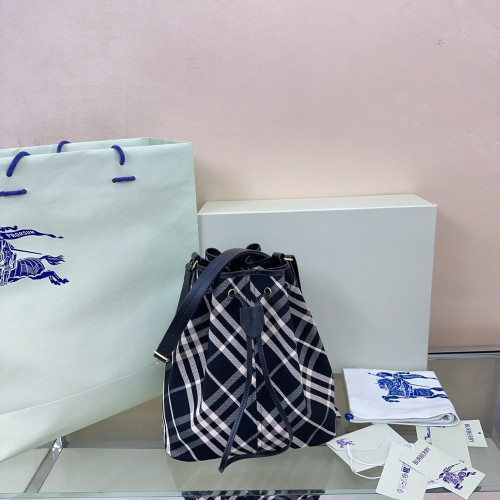 버버리 체크 드로우스트링 버킷백