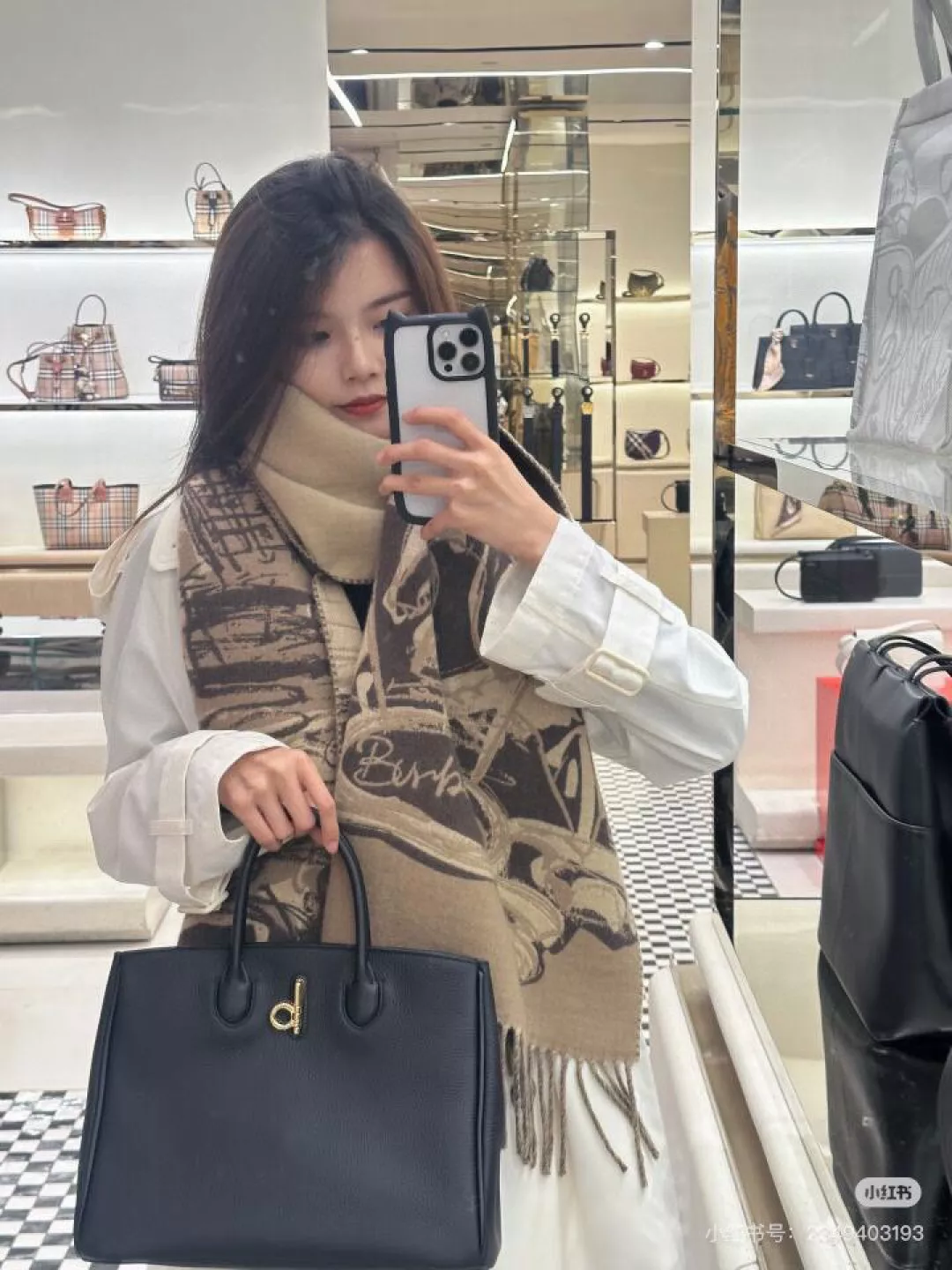 버버리 비하드웨어 레더 토트백 상세 이미지 23