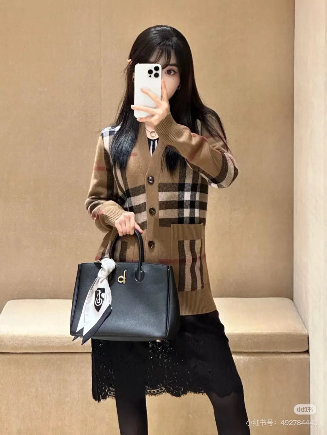 버버리 비하드웨어 레더 토트백 상세 이미지 25