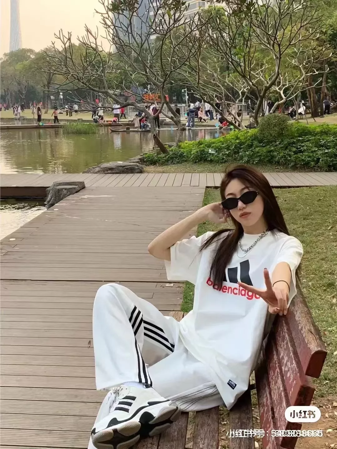 발렌시아가 자수 라운드넥 콜라보 반팔 티셔츠 상세 이미지 18