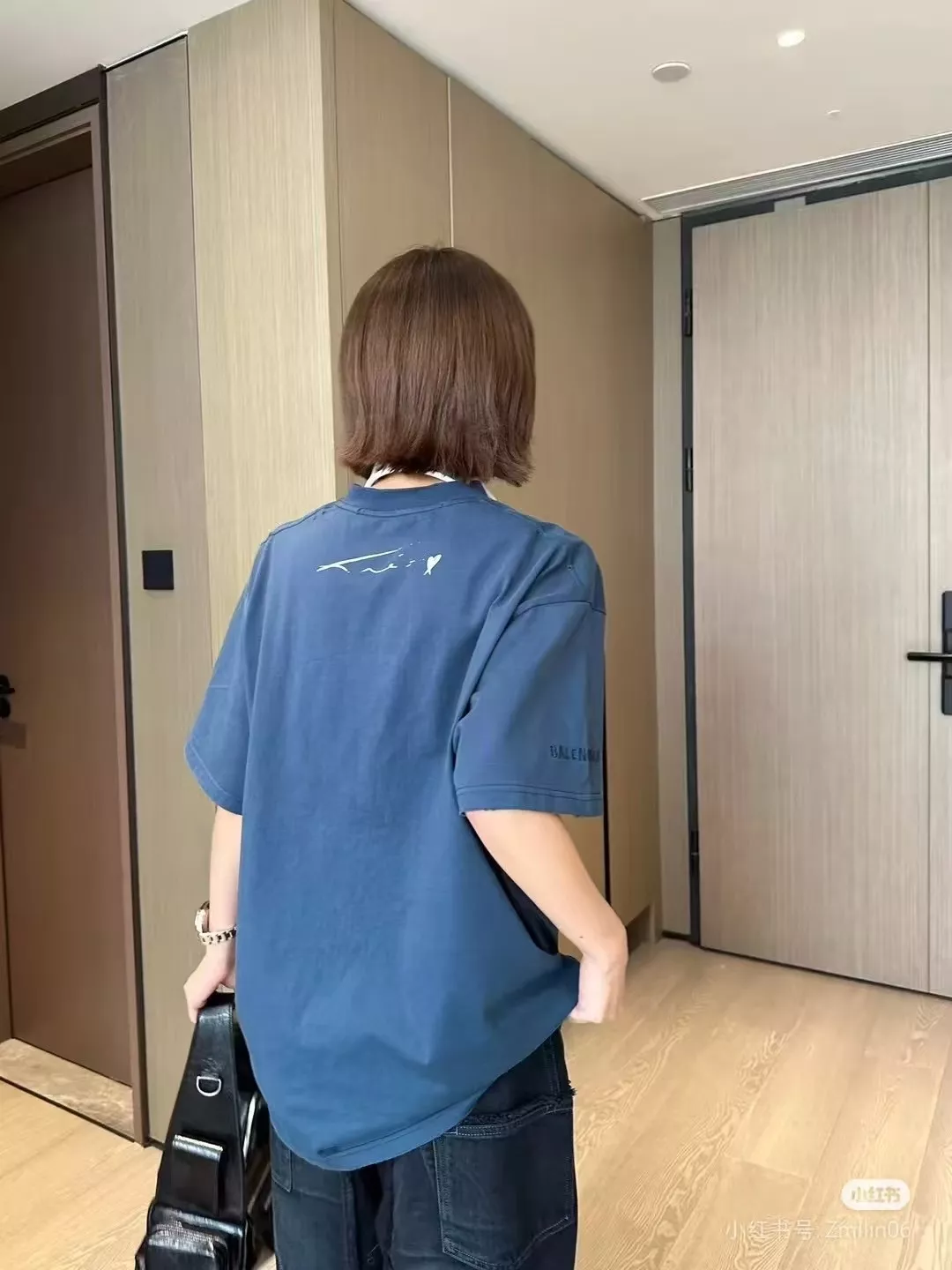 발렌시아가 인물 프린팅 라운드넥 티셔츠 상세 이미지 25