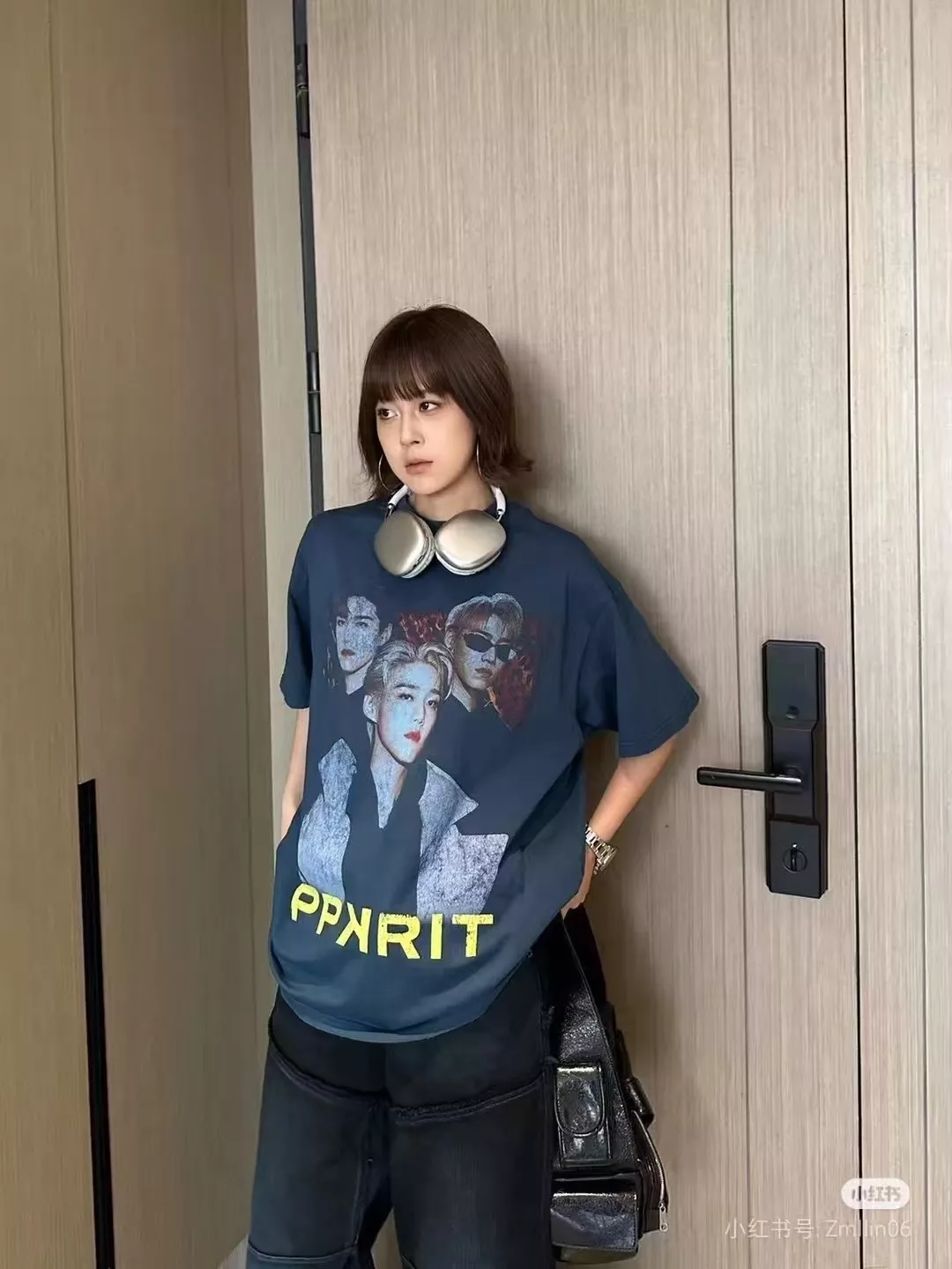 발렌시아가 인물 프린팅 라운드넥 티셔츠 상세 이미지 23