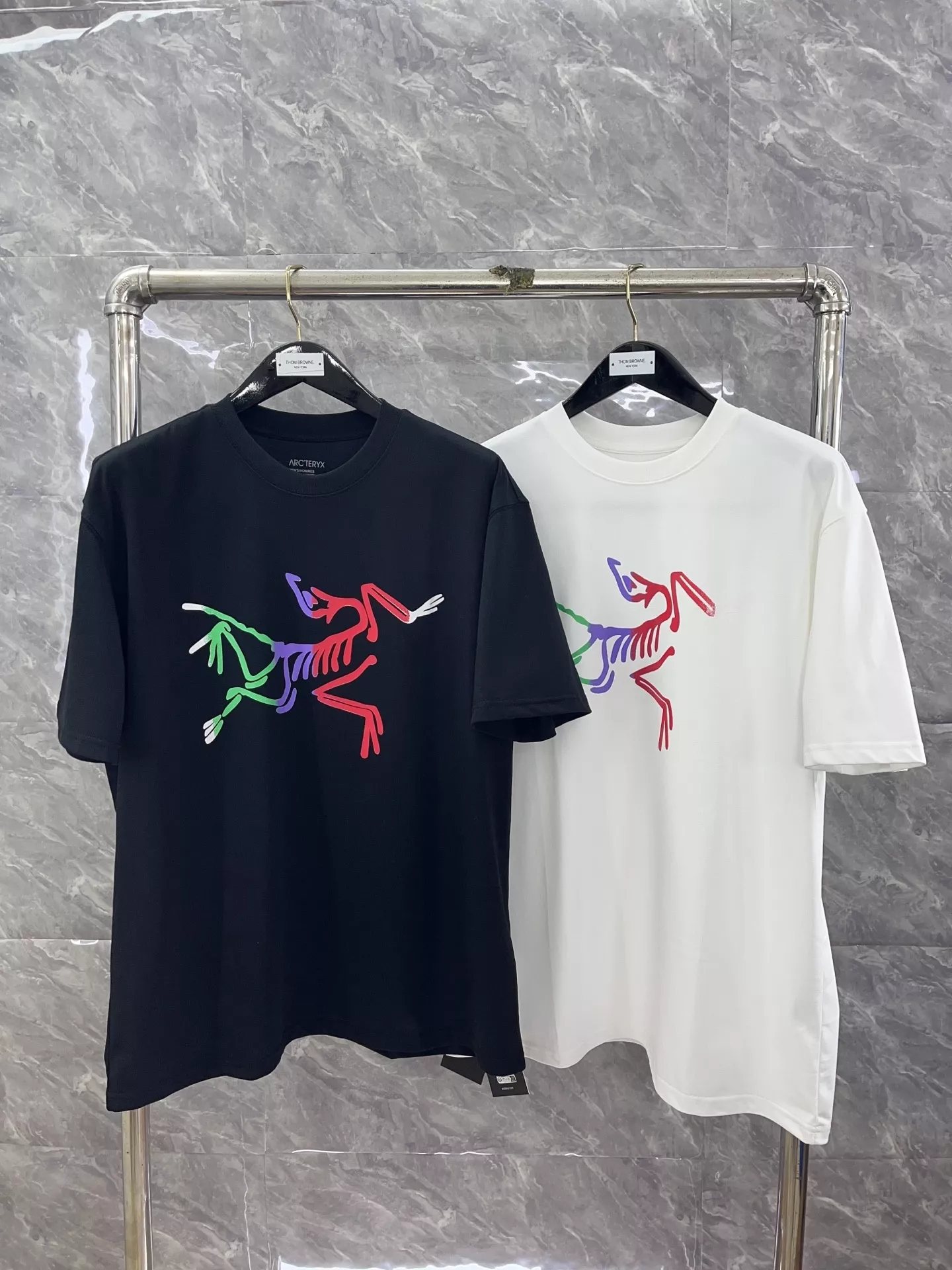 아크테릭스 컬러 버드 로고 프린팅 반팔 티셔츠 상세 이미지 1