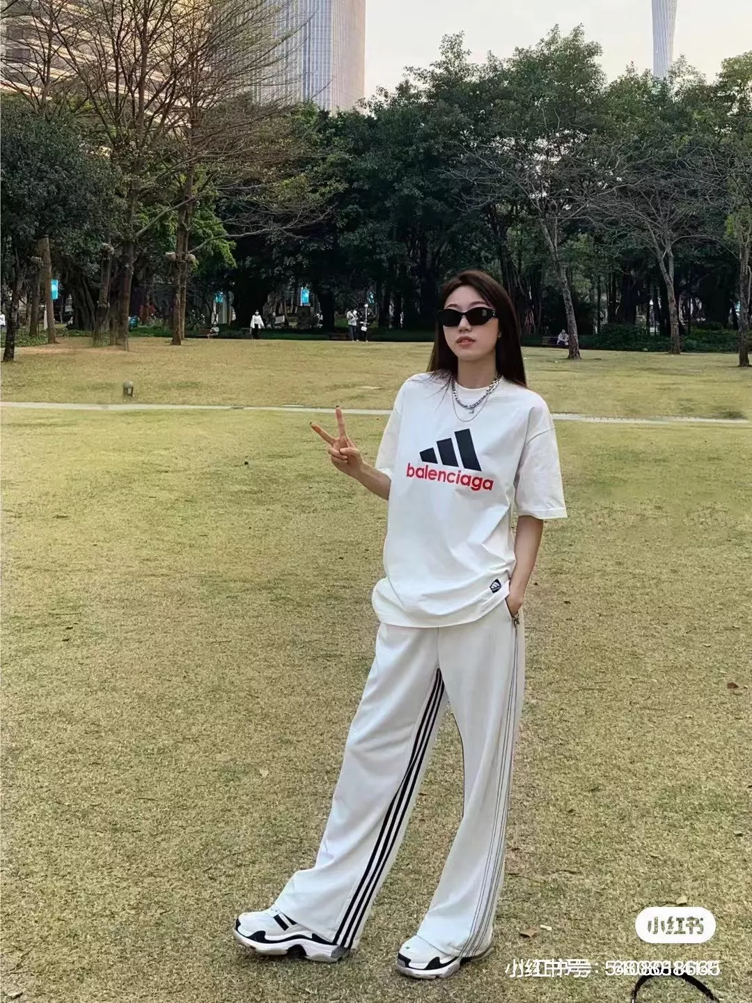 발렌시아가 자수 로고 라운드 반소매 티셔츠 상세 이미지 19