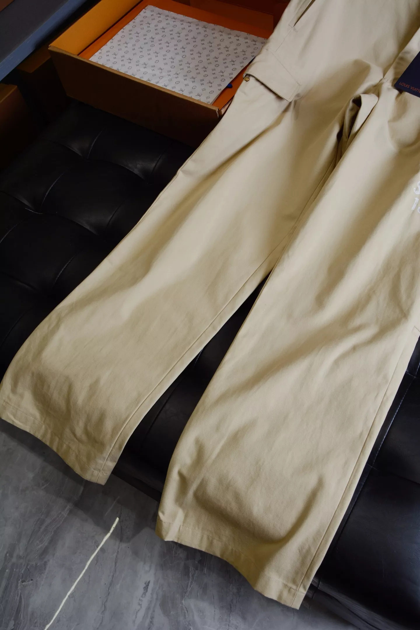 루이비통 카키 자수 코튼 와이드 카고 팬츠 상세 이미지 12