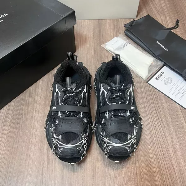 발렌시아가 팬텀 3XL 아이젠 디테일 스니커즈