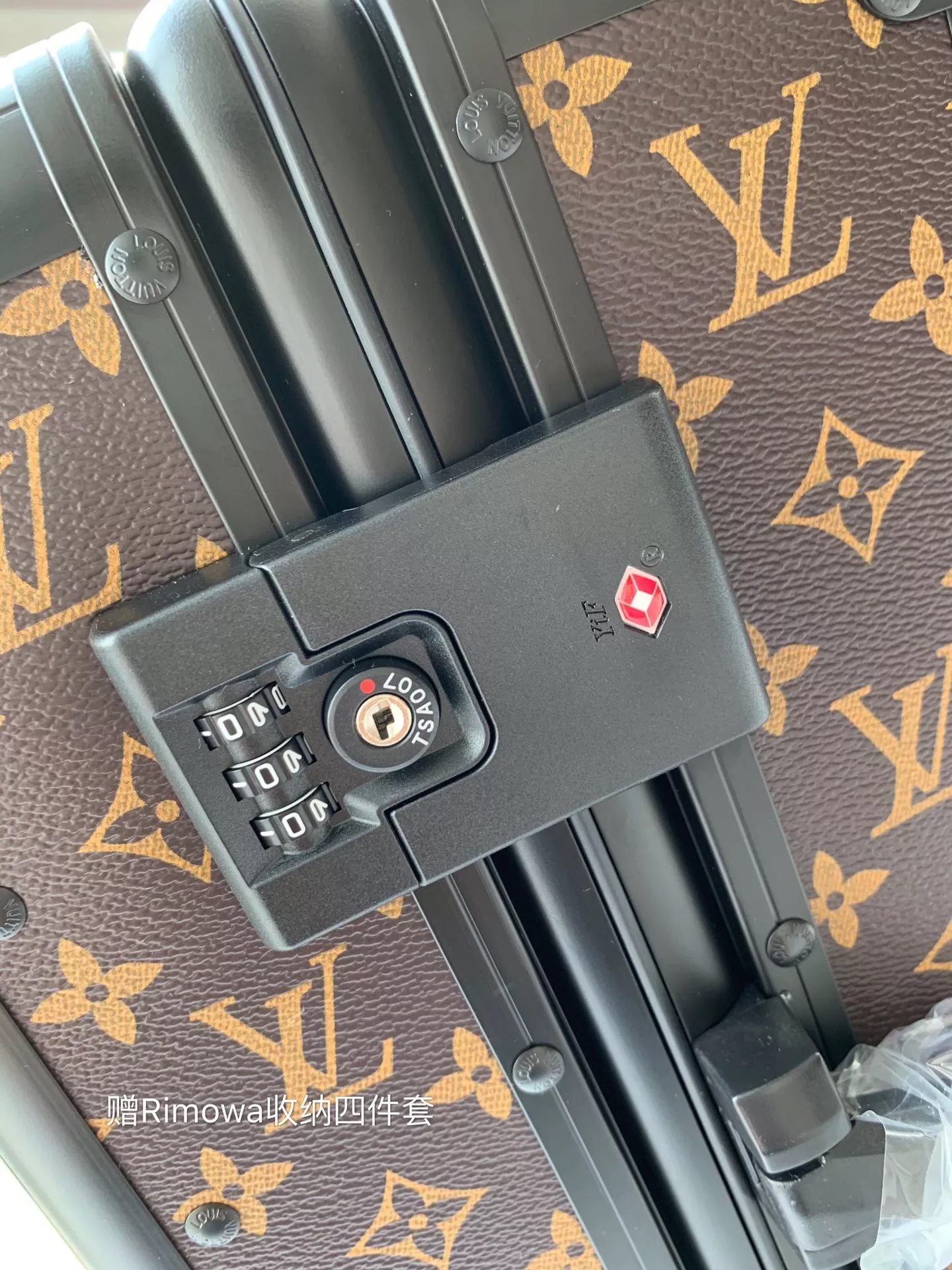 루이비통 모노그램 알루미늄 프레임 캐리어 상세 이미지 5