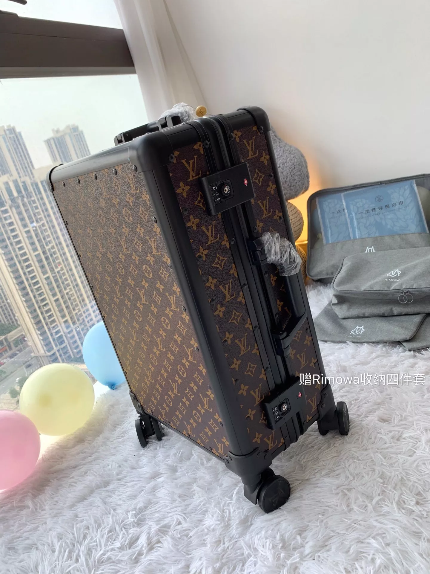 루이비통 모노그램 알루미늄 프레임 캐리어 상세 이미지 2