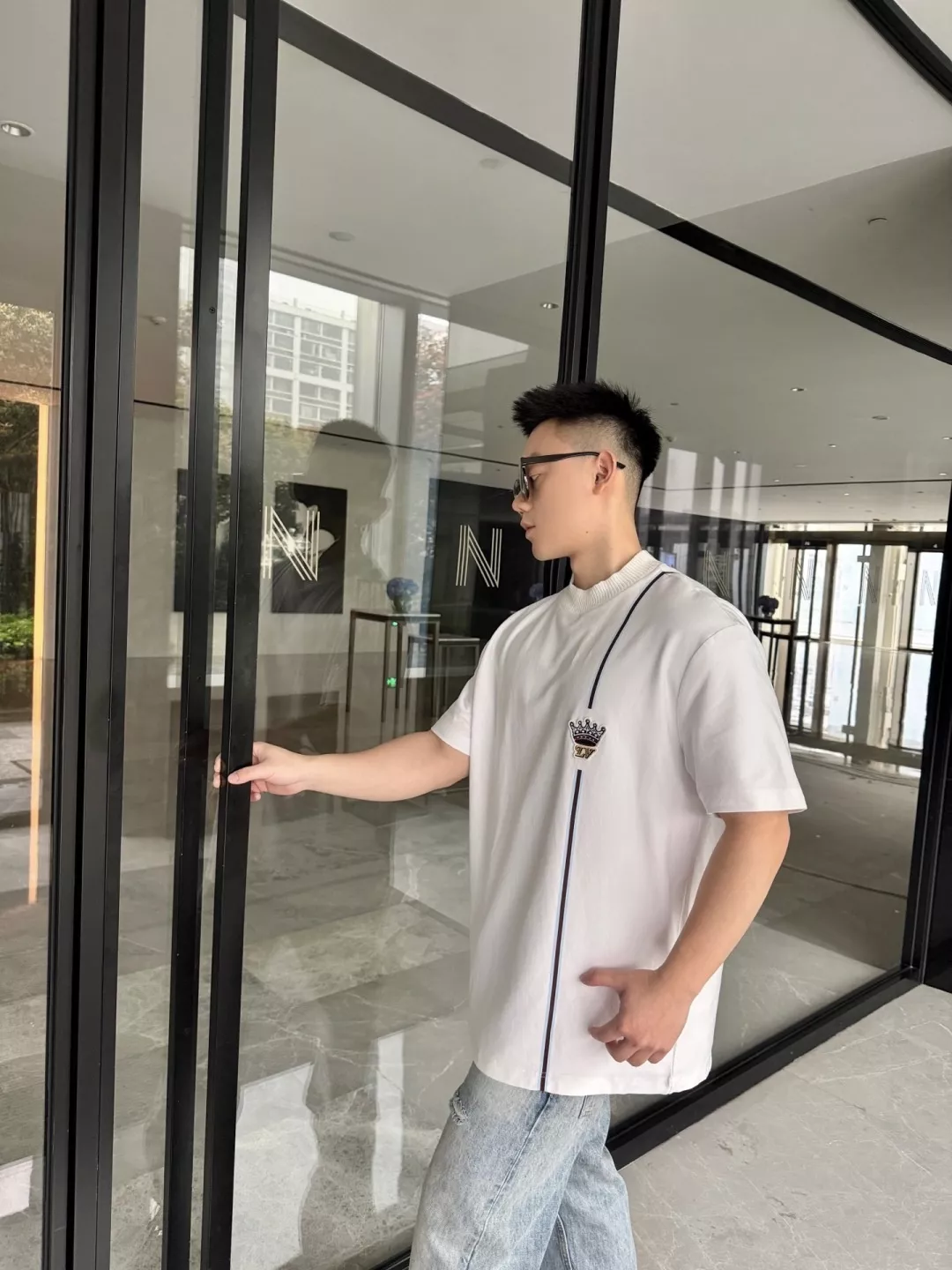 루이비통 크라운 자수 루즈핏 반소매 티셔츠 상세 이미지 24