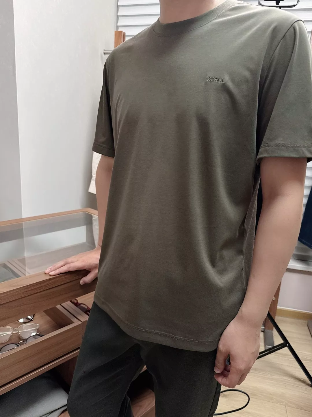 노브랜드 레터 자수 라운드 반소매 티셔츠 상세 이미지 26