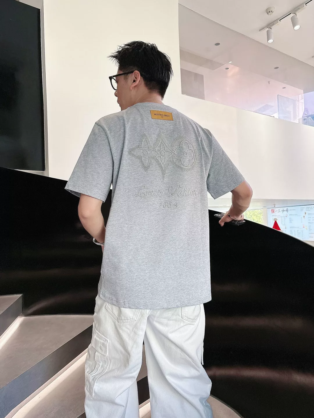루이비통 입체 자수 클로버 로고 반팔 티셔츠 상세 이미지 24