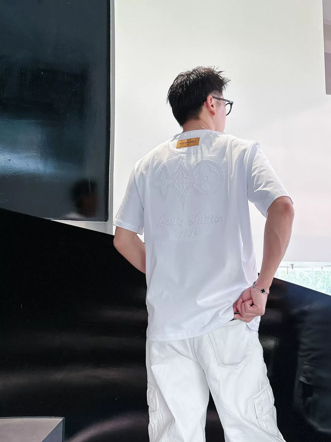 루이비통 입체 자수 클로버 로고 반팔 티셔츠 상세 이미지 21