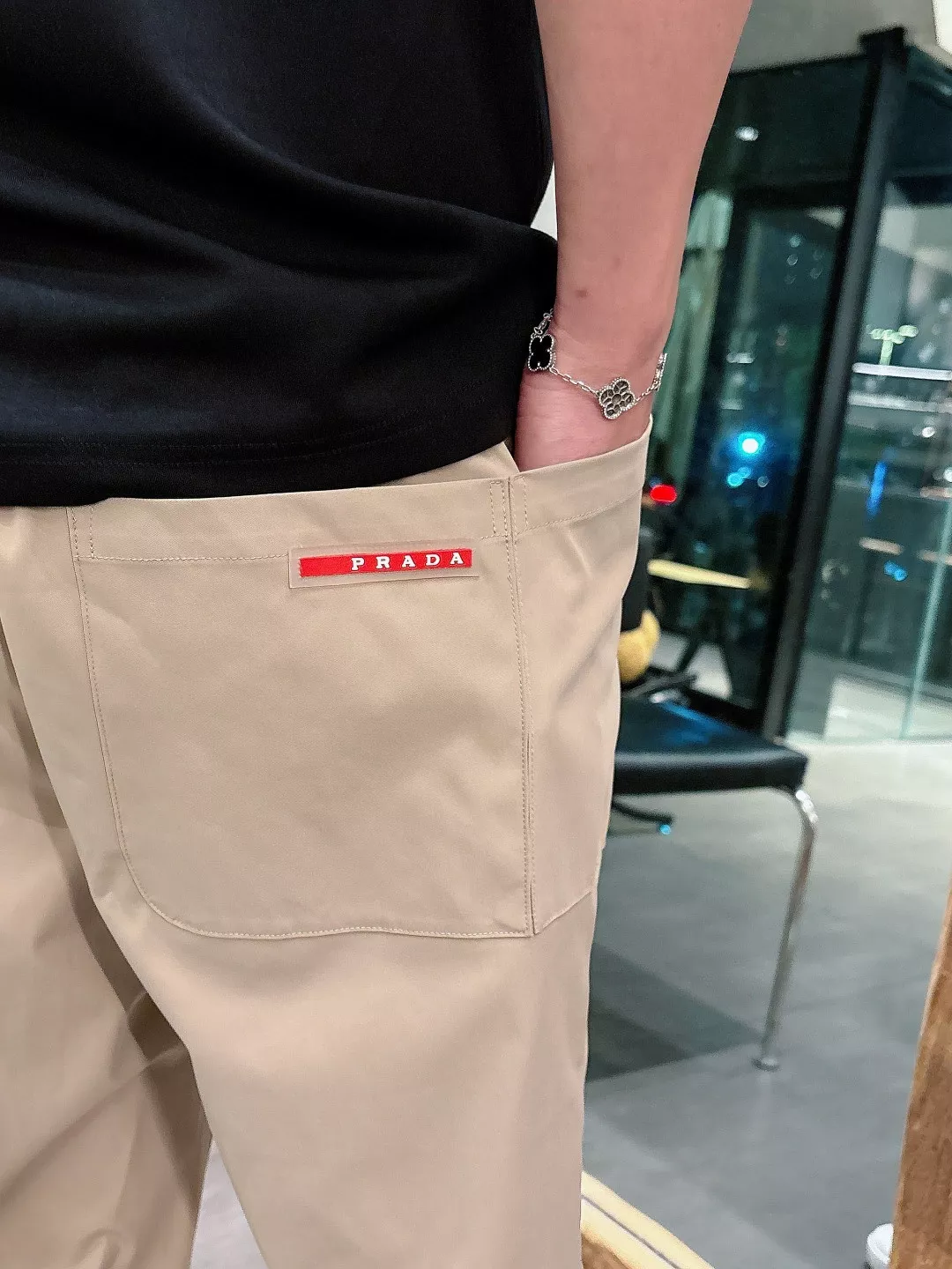 프라다 메탈 삼각 로고 드로스트링 캐주얼 팬츠 상세 이미지 22