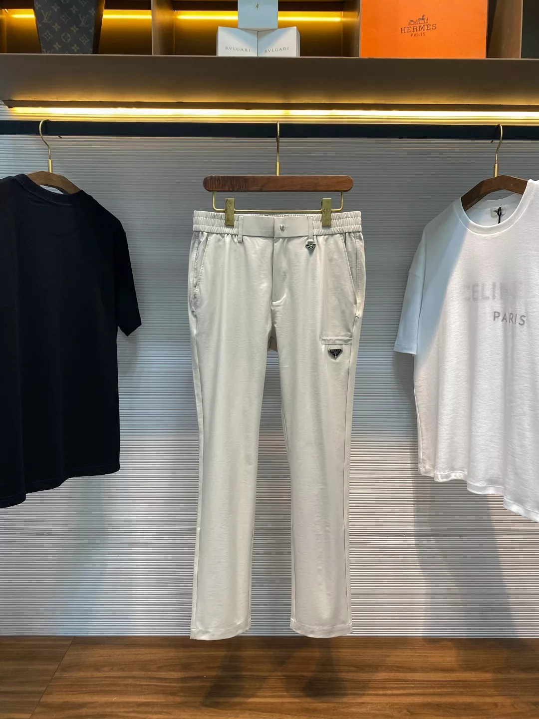 프라다 메탈 삼각 로고 장식 경량 코튼 팬츠 상세 이미지 1