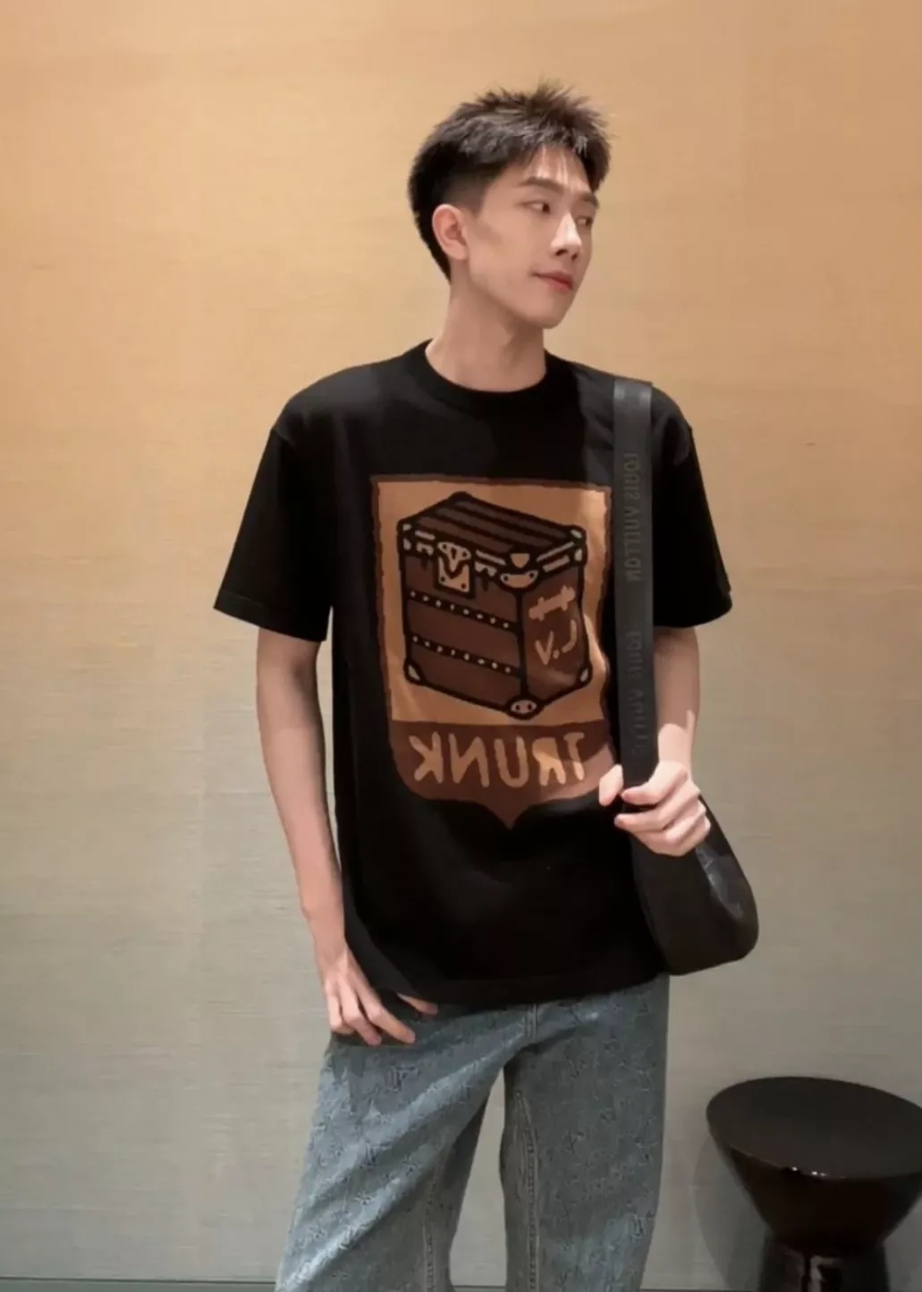 루이비통 트렁크 자카드 코튼 반팔 라운드 티셔츠 상세 이미지 32