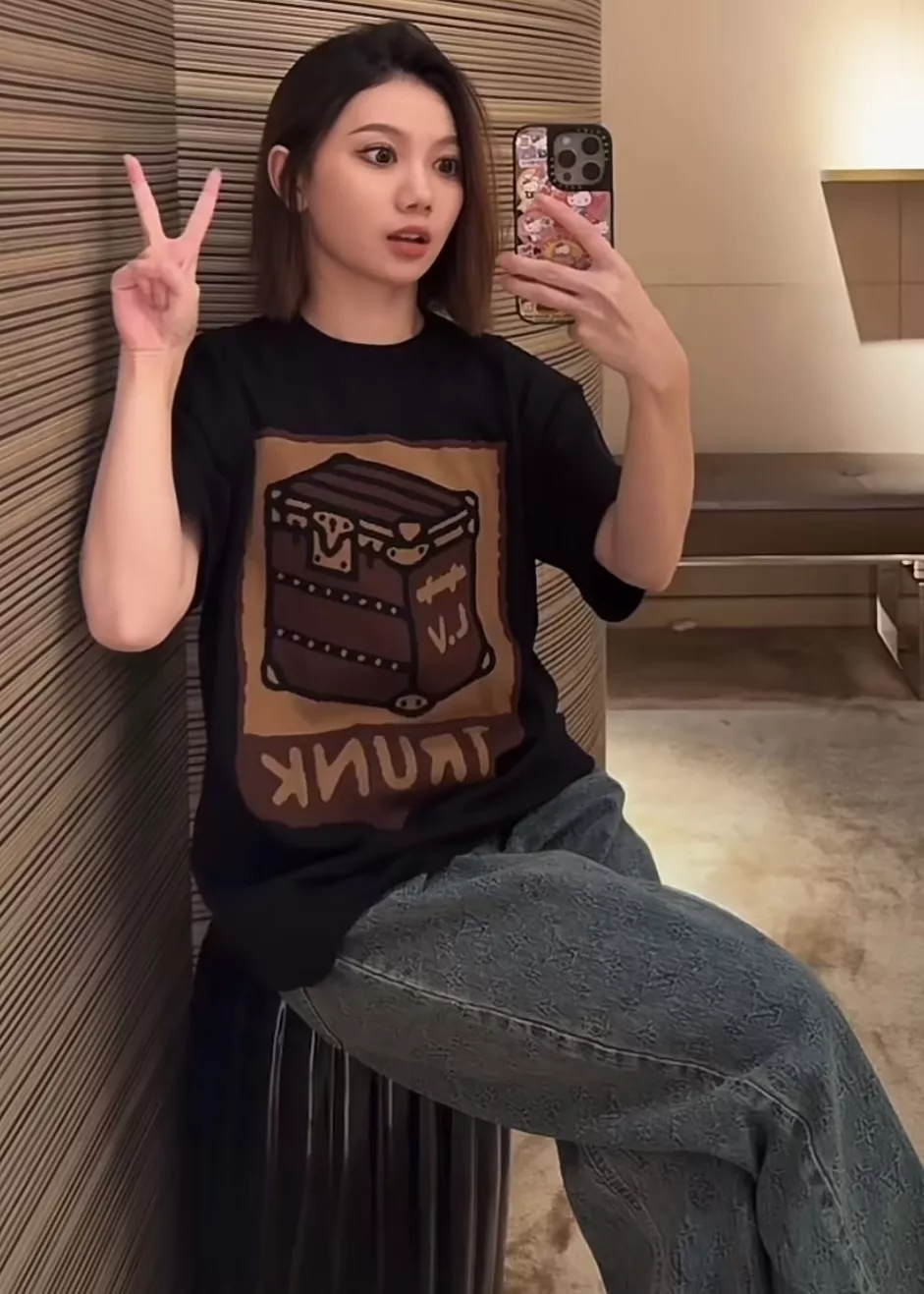 루이비통 트렁크 자카드 코튼 반팔 라운드 티셔츠 상세 이미지 58
