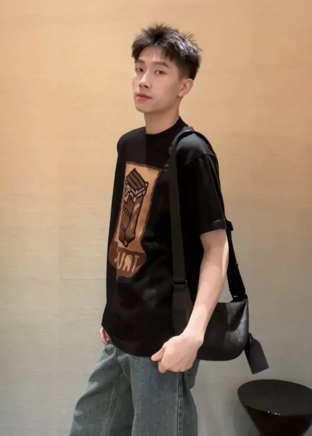 루이비통 트렁크 자카드 코튼 반팔 라운드 티셔츠 상세 이미지 33