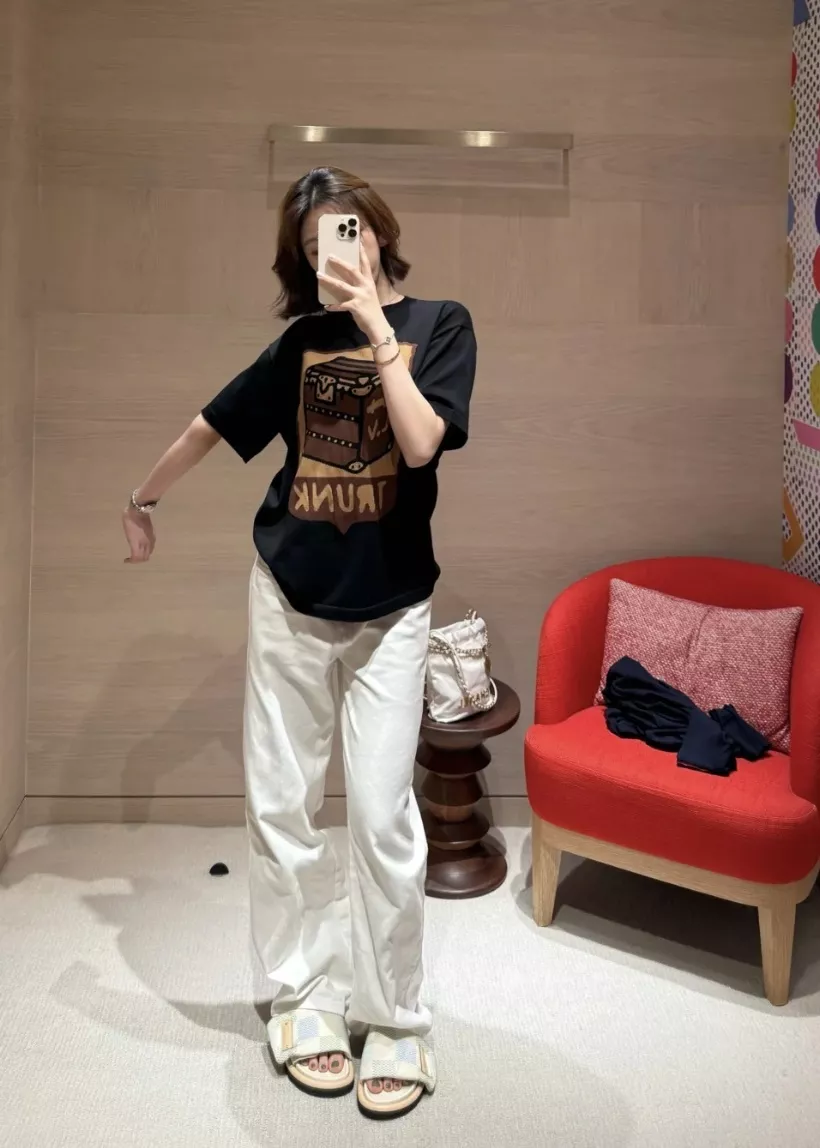 루이비통 트렁크 자카드 코튼 반팔 라운드 티셔츠 상세 이미지 49