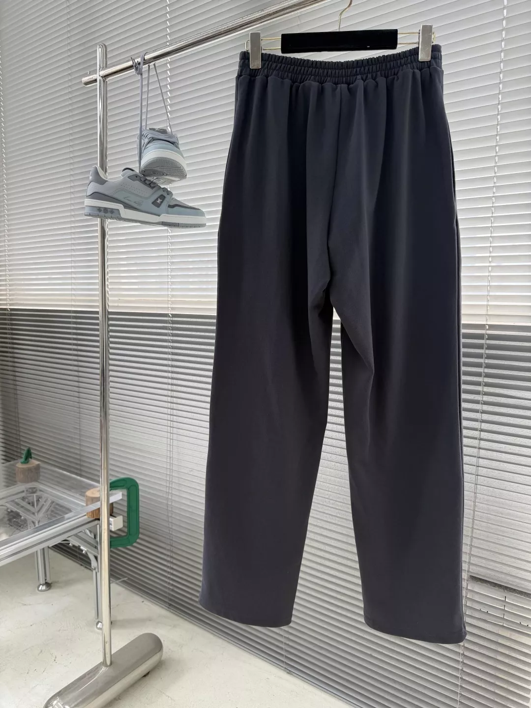 발렌시아가 커시브 자수 워싱 팬츠 상세 이미지 2