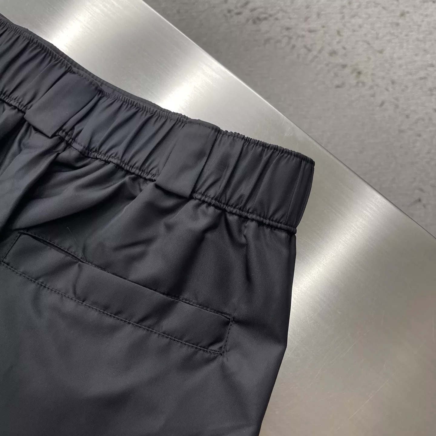 프라다 나일론 카고 쇼츠 상세 이미지 8