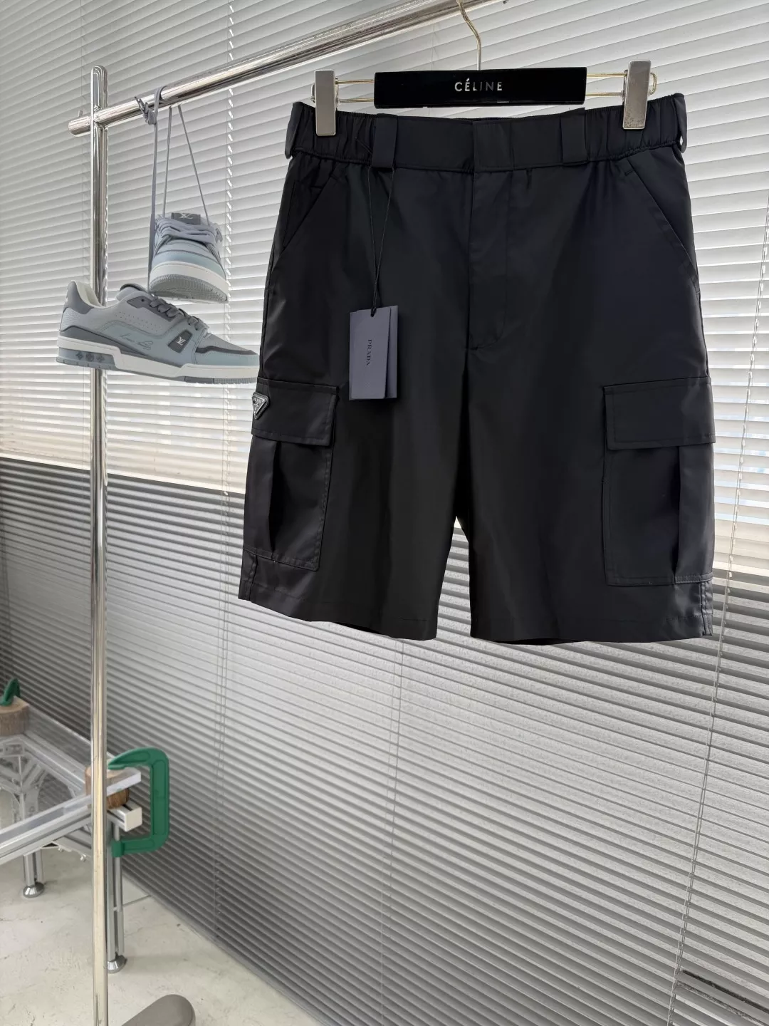 프라다 나일론 카고 쇼츠 상세 이미지 1