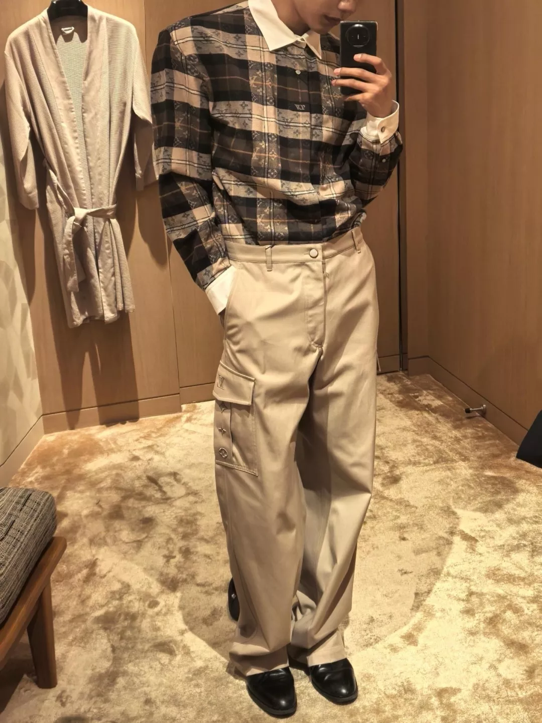루이비통 로고 자수 카고 팬츠 상세 이미지 22