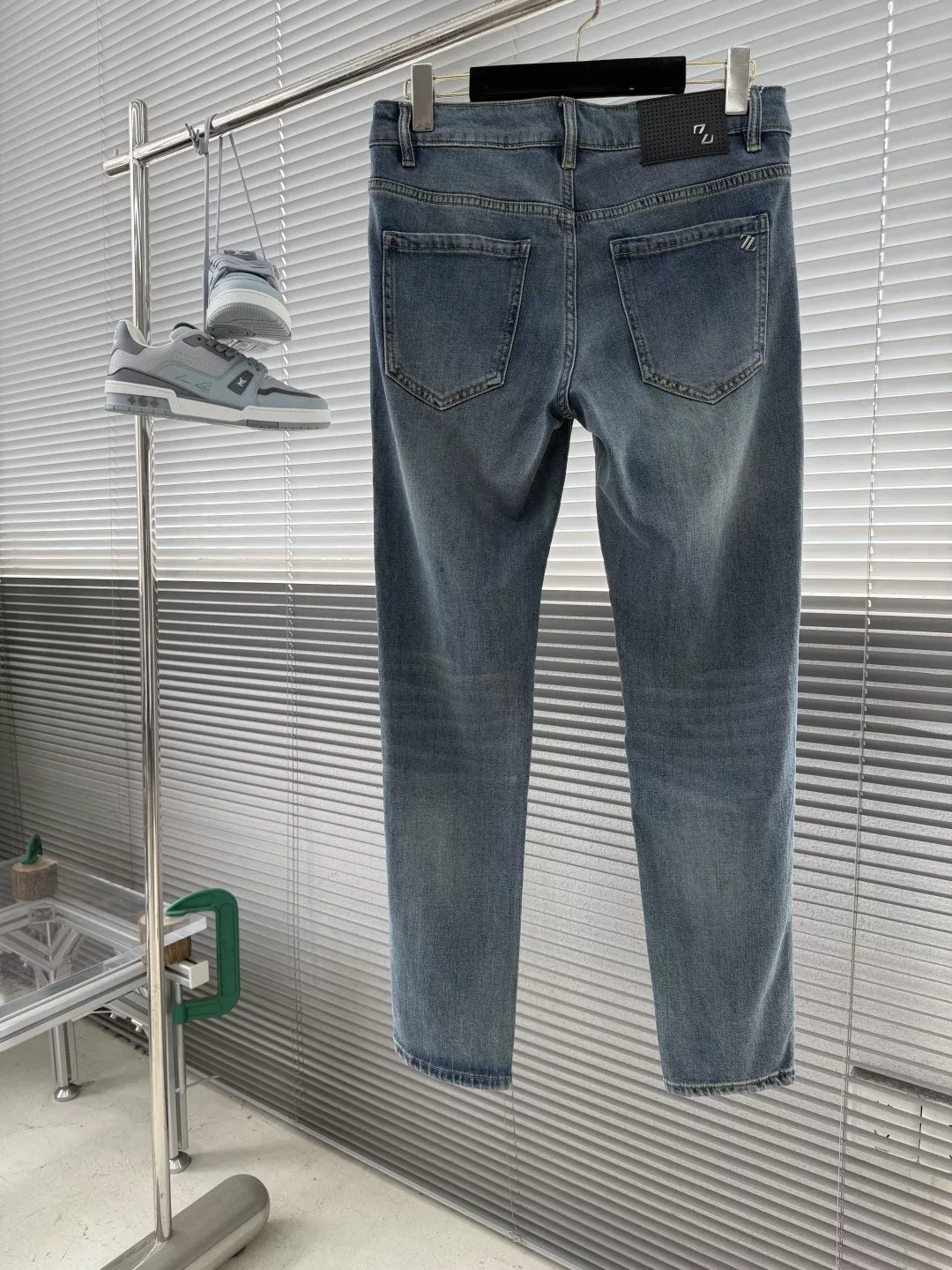 제냐 슬림 핏 워싱 데님 팬츠 상세 이미지 2