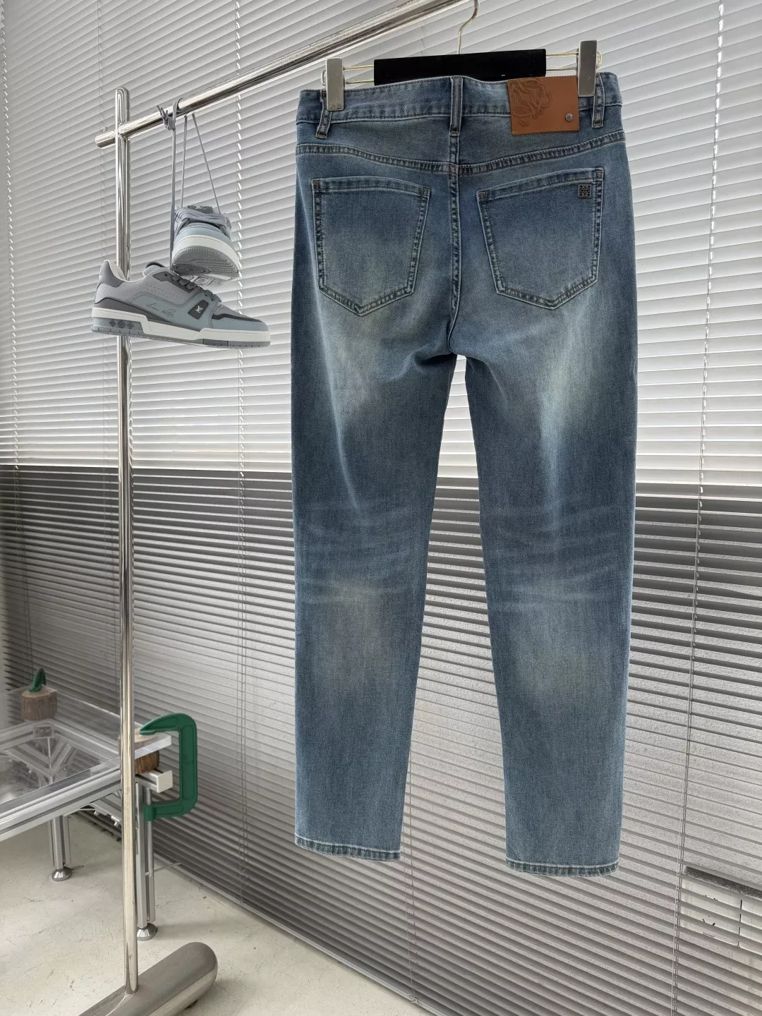로에베 스트레이트 핏 워싱 데님 팬츠 상세 이미지 2