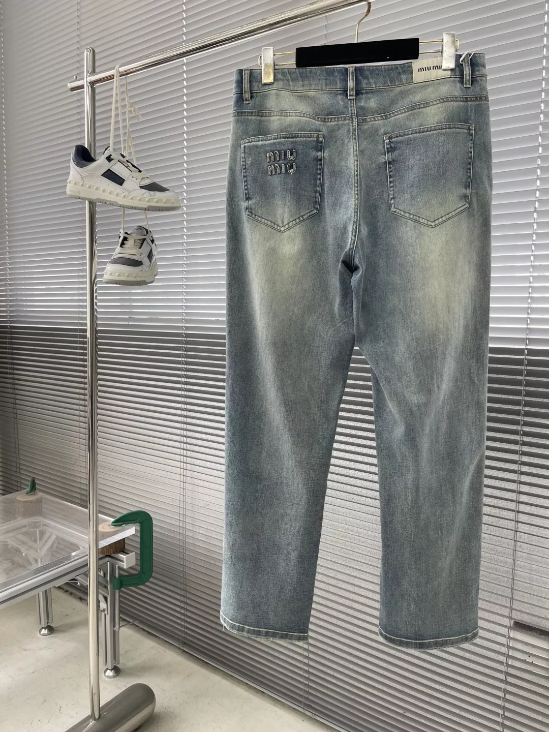 미우미우 봄여름 워싱 스트레이트 데님 팬츠 상세 이미지 2