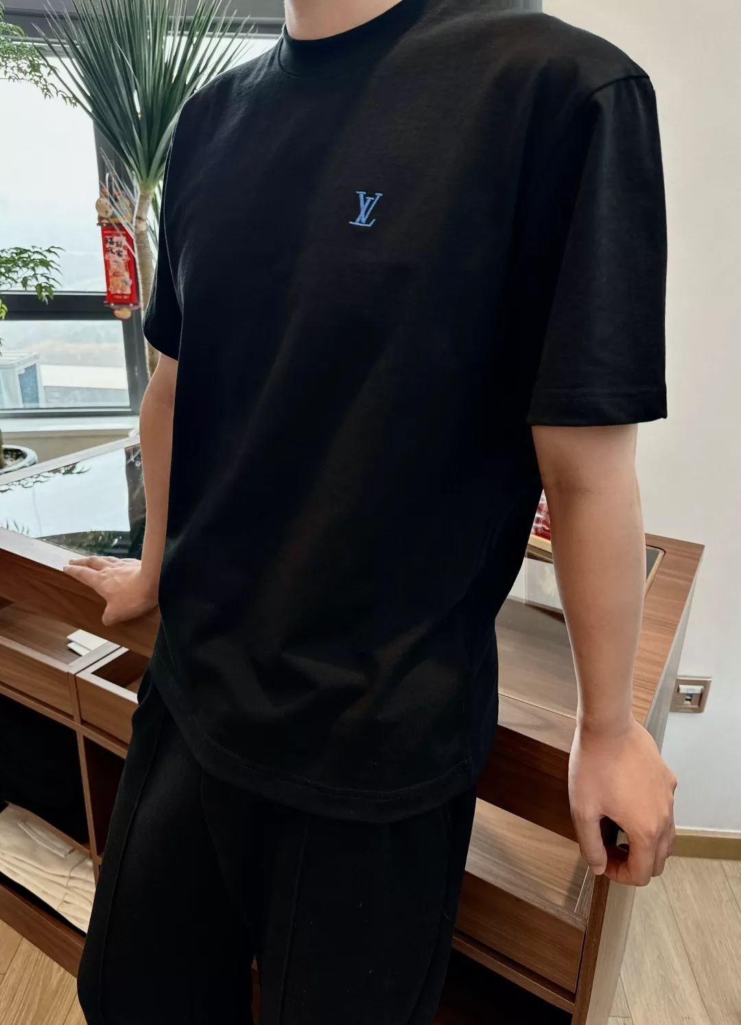 루이비통 마년 한정 로고 자수 반소매 티셔츠 상세 이미지 27
