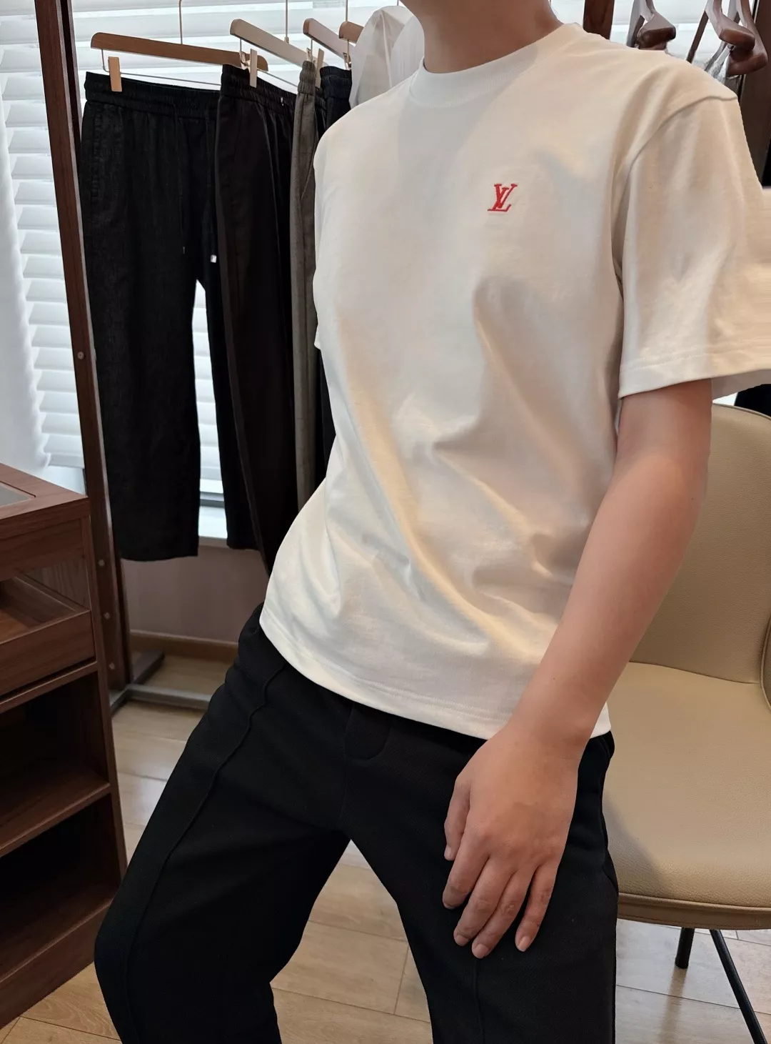 루이비통 마년 한정 로고 자수 반소매 티셔츠 상세 이미지 21