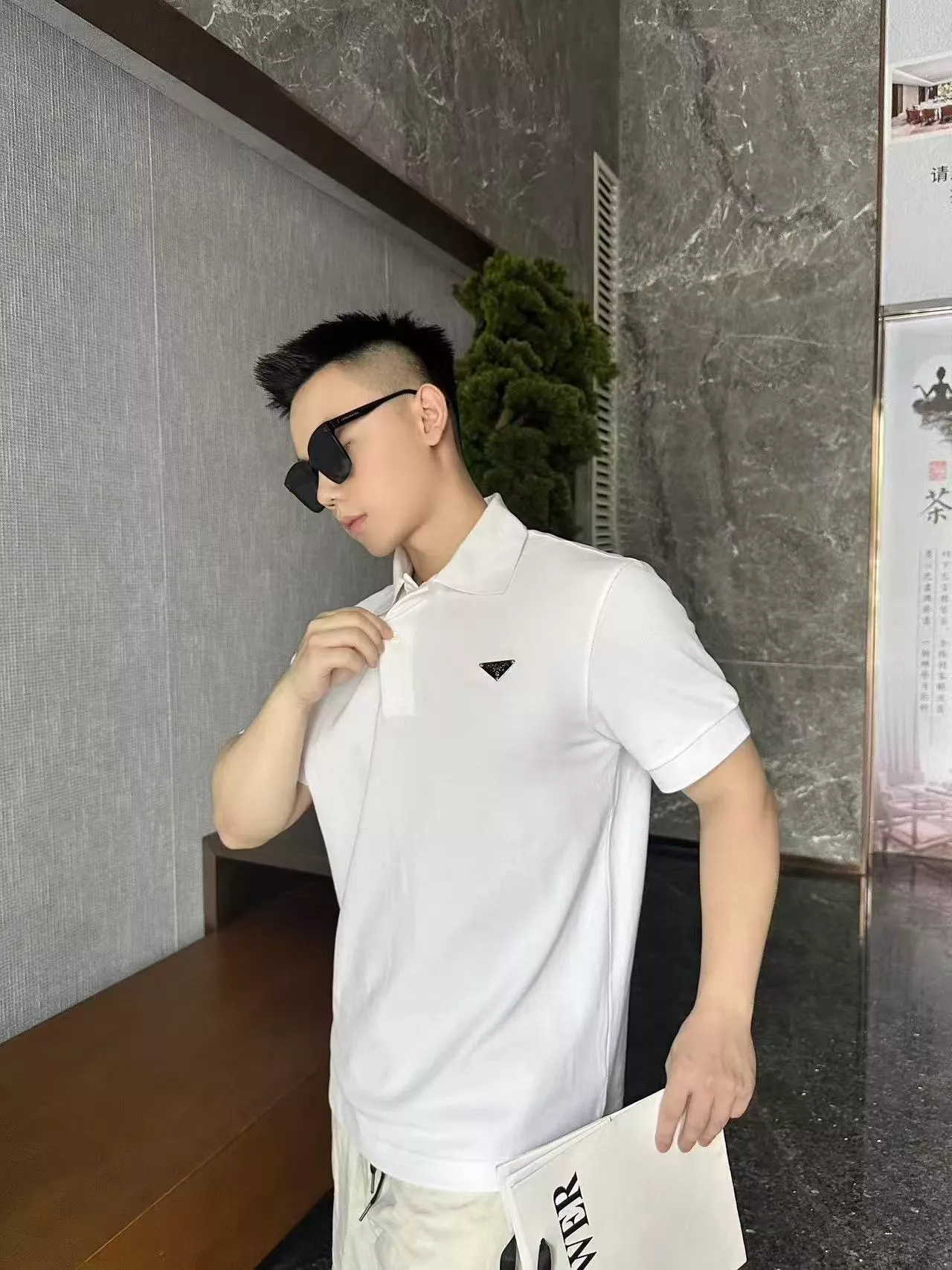프라다 메탈 삼각 로고 코튼 폴로 반소매 상세 이미지 19
