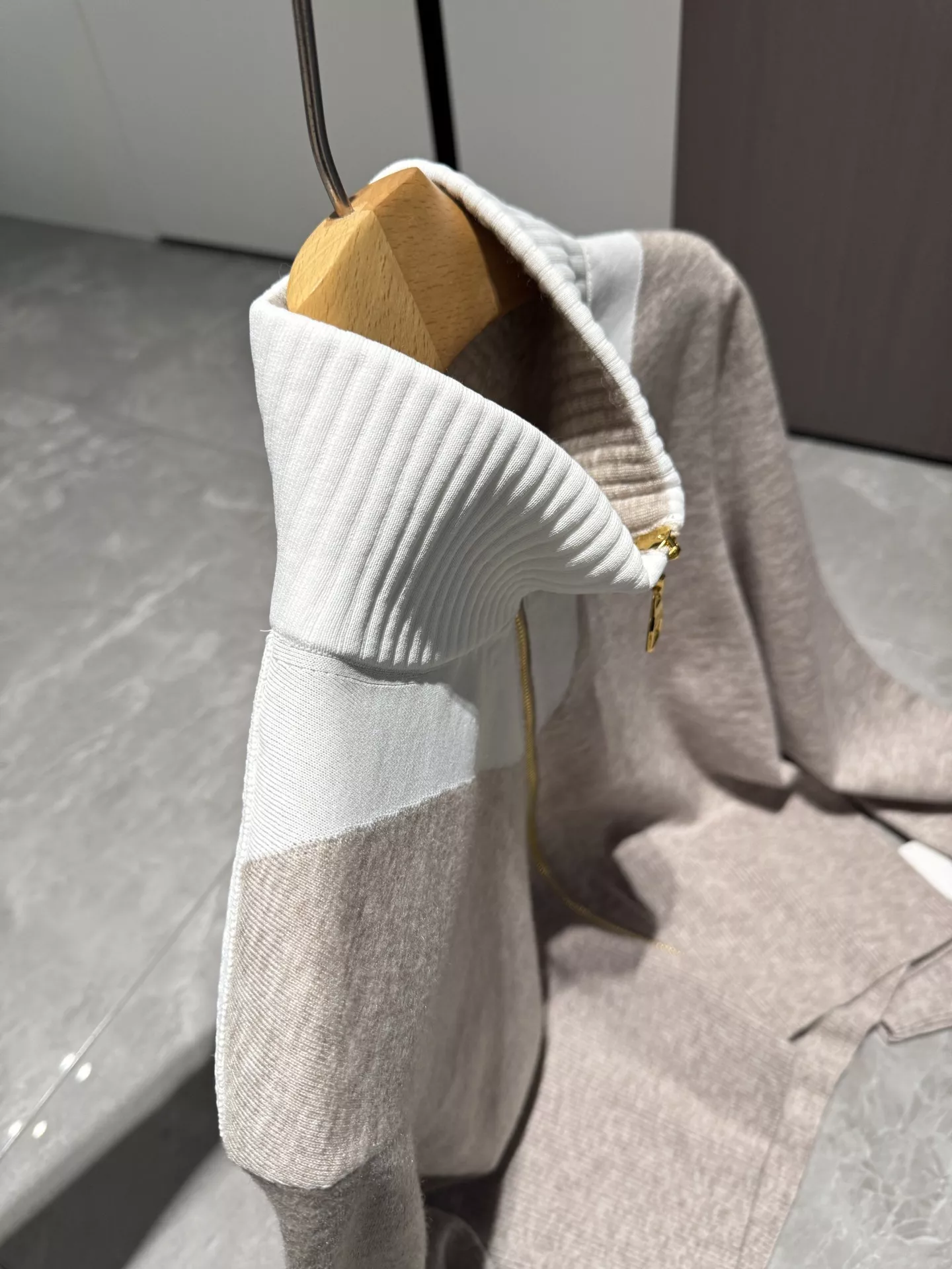루이비통 배색 하이넥 집업 니트 가디건 상세 이미지 19