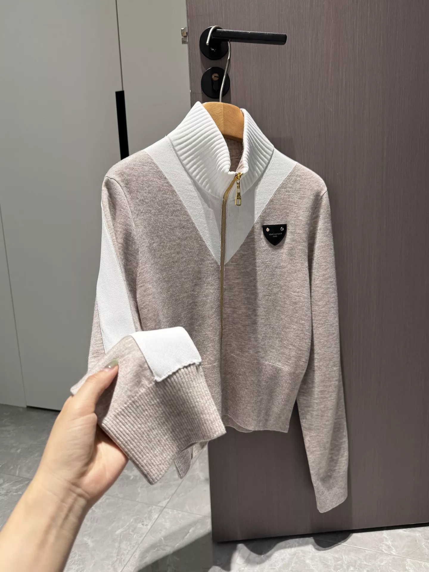 루이비통 배색 하이넥 집업 니트 가디건 상세 이미지 2