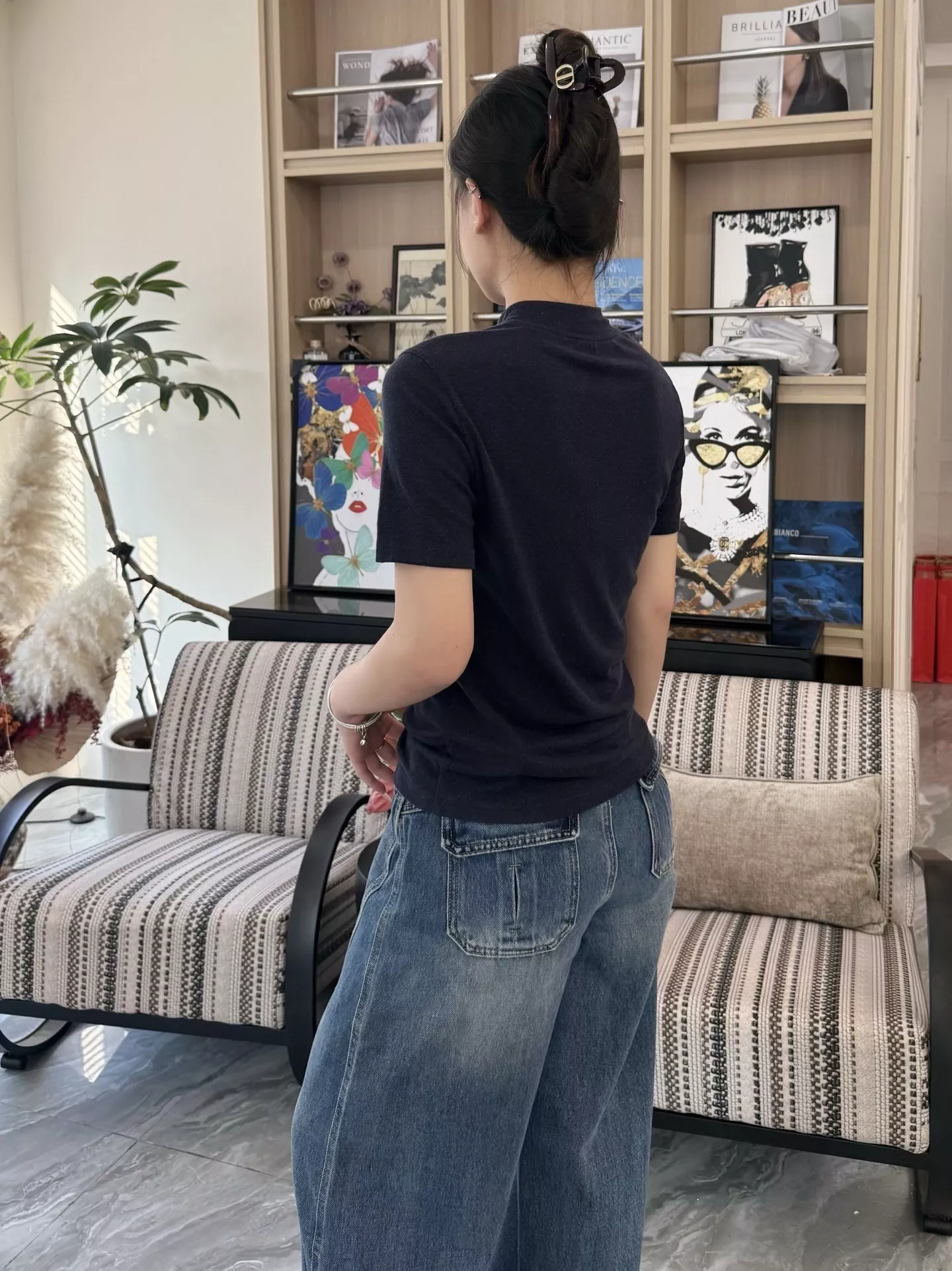 알렉산더왕 스터드 로고 슬림핏 반소매 티셔츠 상세 이미지 18