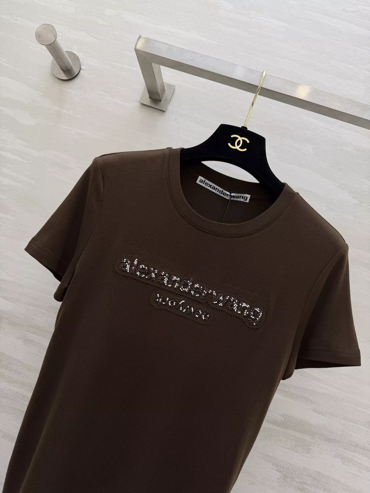 알렉산더왕 스터드 로고 슬림핏 반소매 티셔츠 상세 이미지 2