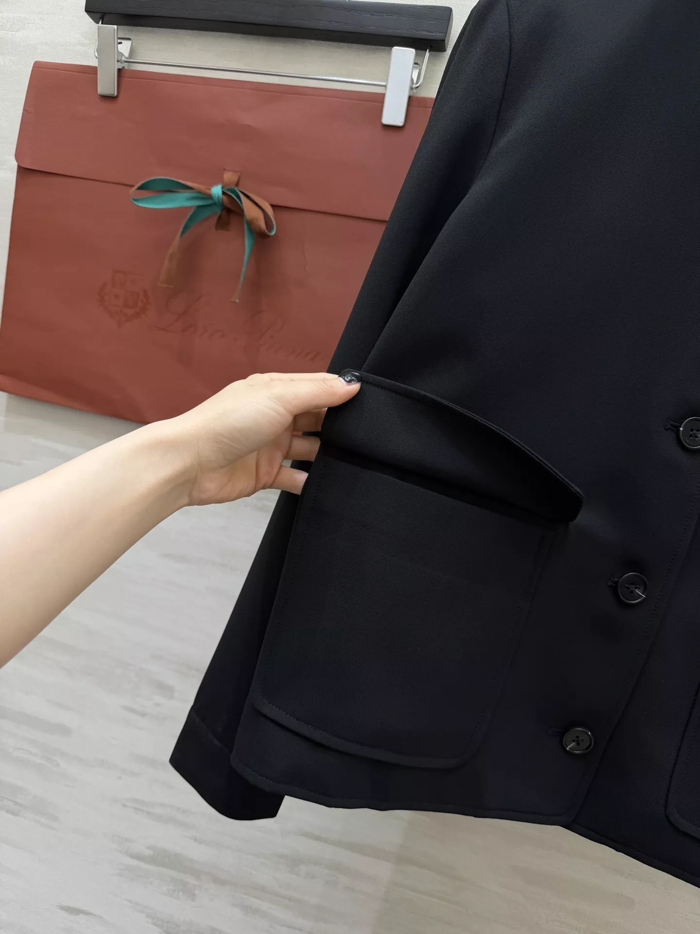 로로피아나 스탠드 카라 블랙 재킷 상세 이미지 4