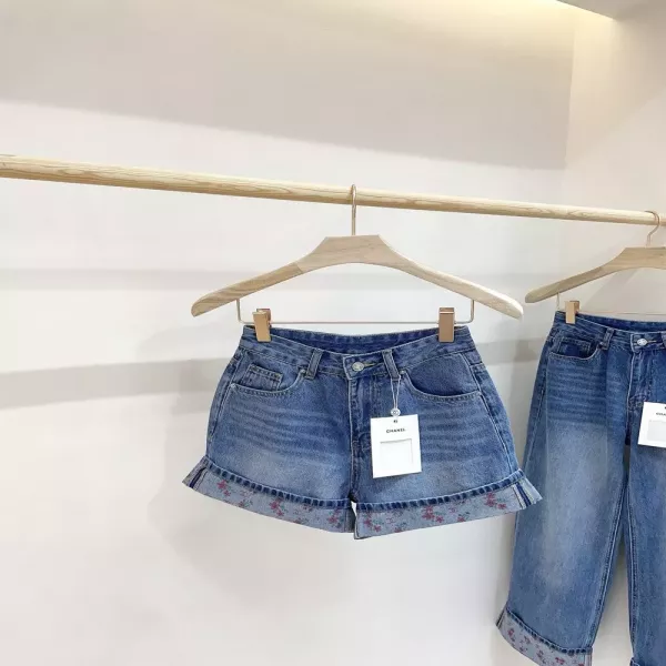 샤넬 플라워 롤업 데님 쇼트 팬츠
