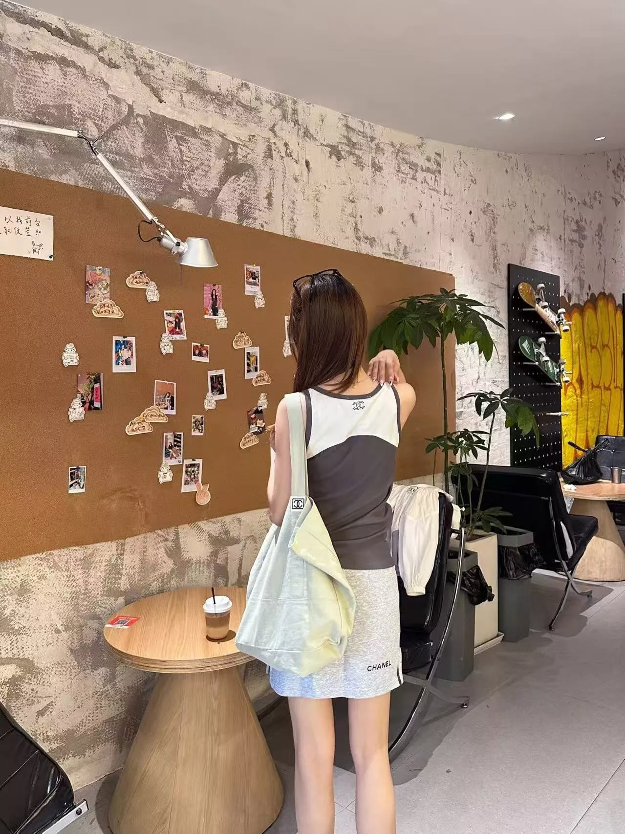 샤넬 로고 자수 배색 슬림 니트 슬리브리스 상세 이미지 23