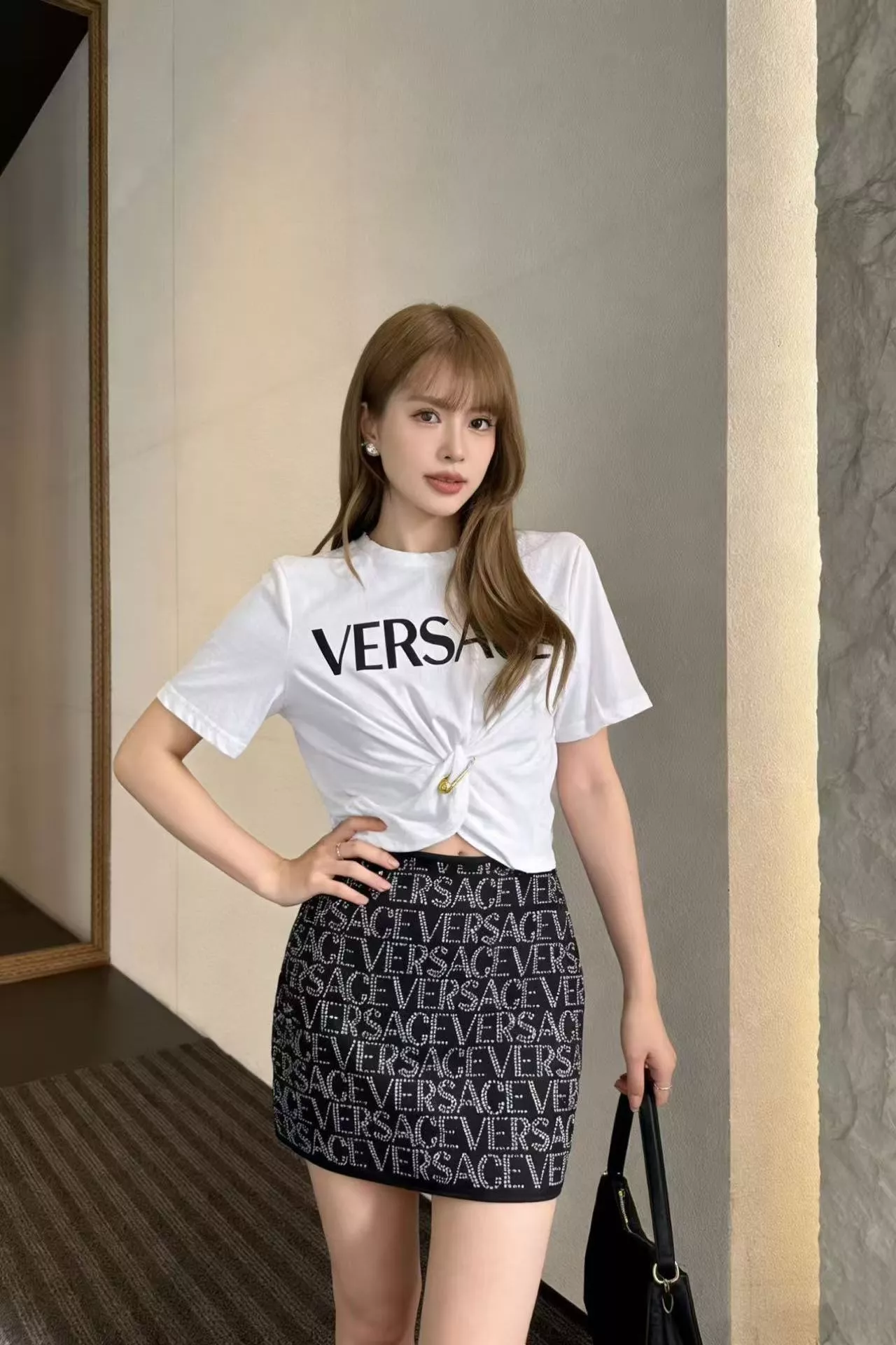 베르사체 메두사 핀 포인트 레터링 크롭 티셔츠 상세 이미지 17