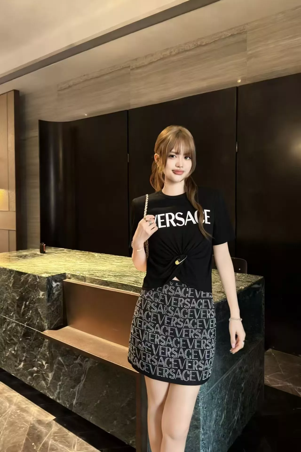 베르사체 메두사 핀 포인트 레터링 크롭 티셔츠 상세 이미지 23
