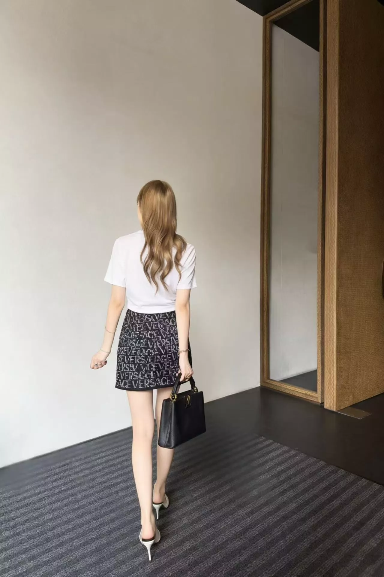 베르사체 메두사 핀 포인트 레터링 크롭 티셔츠 상세 이미지 21