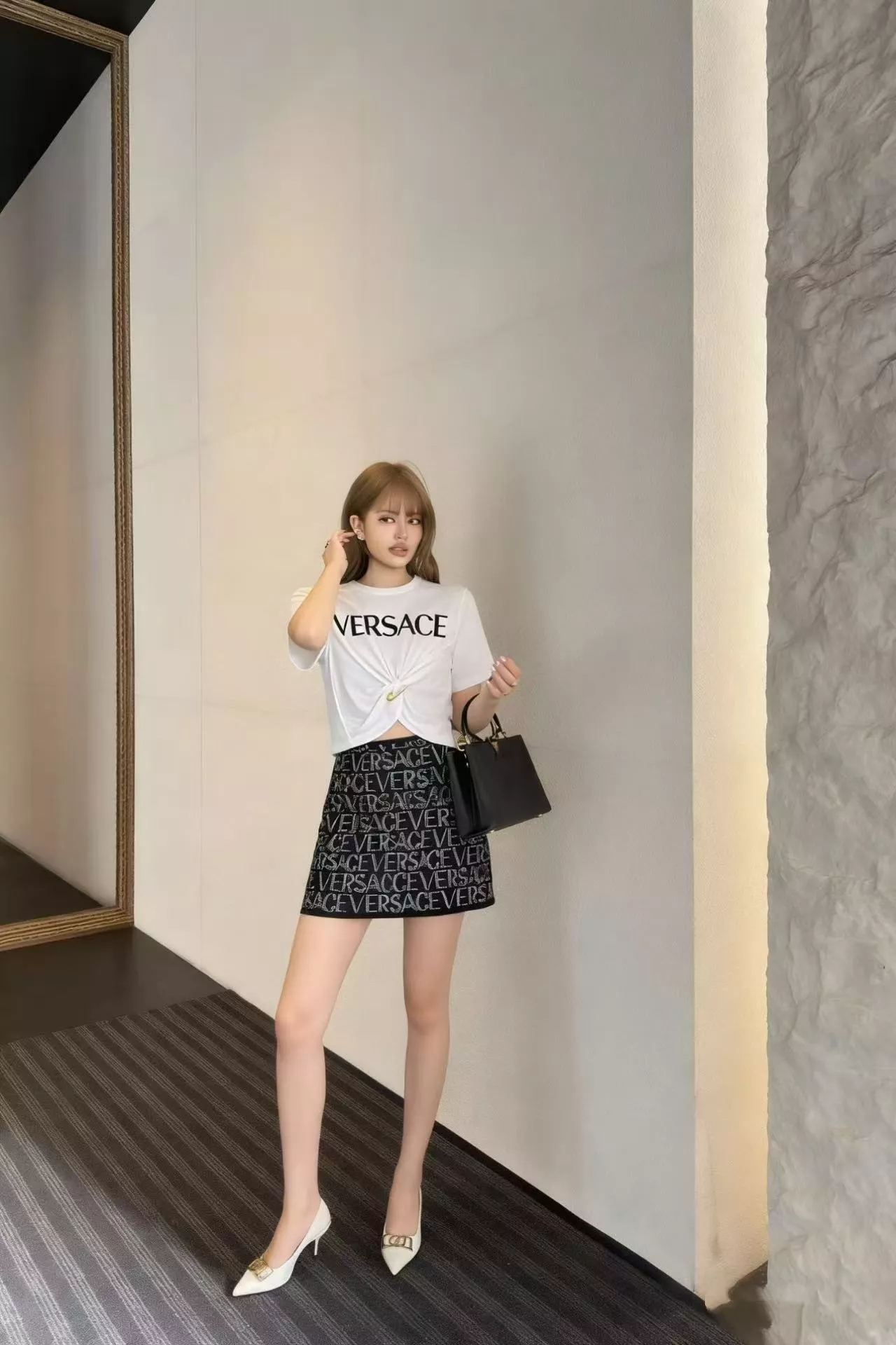 베르사체 메두사 핀 포인트 레터링 크롭 티셔츠 상세 이미지 18