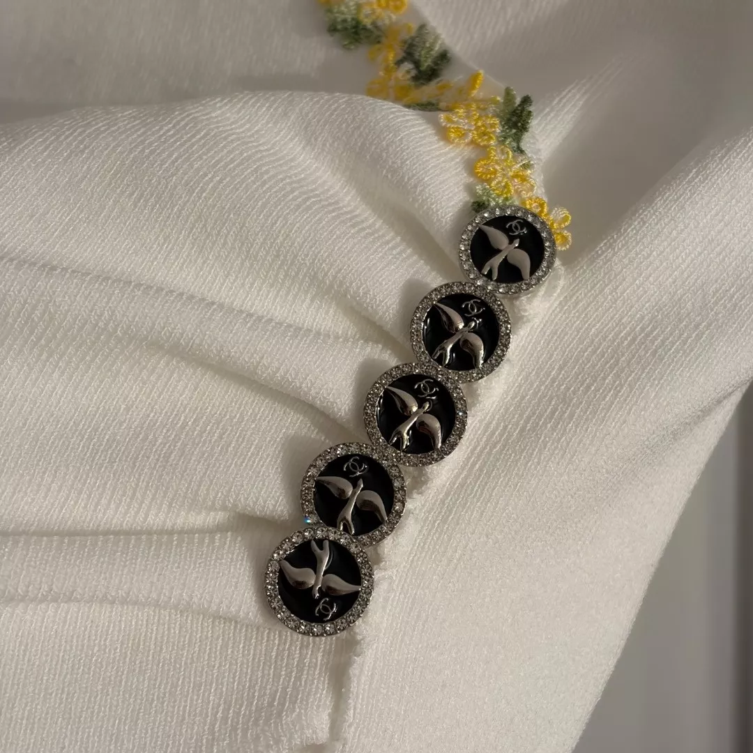 샤넬 브이넥 로고 자수 반팔 니트 탑 상세 이미지 6